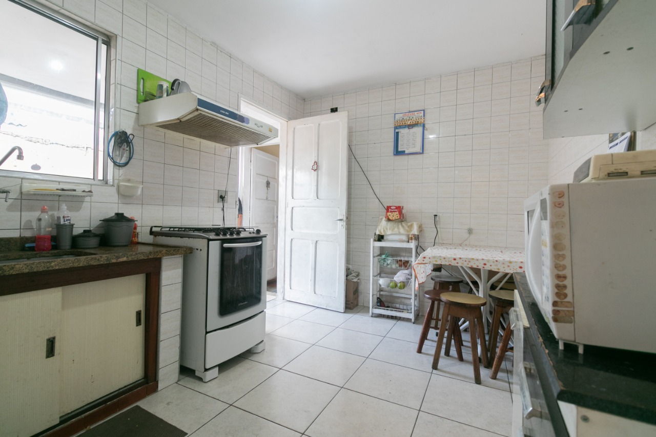 Casa Ampla à Venda – Vila Ema  ✨ Destaques do Imóvel:  8 cômodos bem distribuídos  4 dormitórios  2 cozinhas  1 sala aconchegante  2 áreas de serviço  2 quintais  3 banheiros (sendo 1 suíte na edícula)  1 vaga de garagem  Salão comercial no térreo