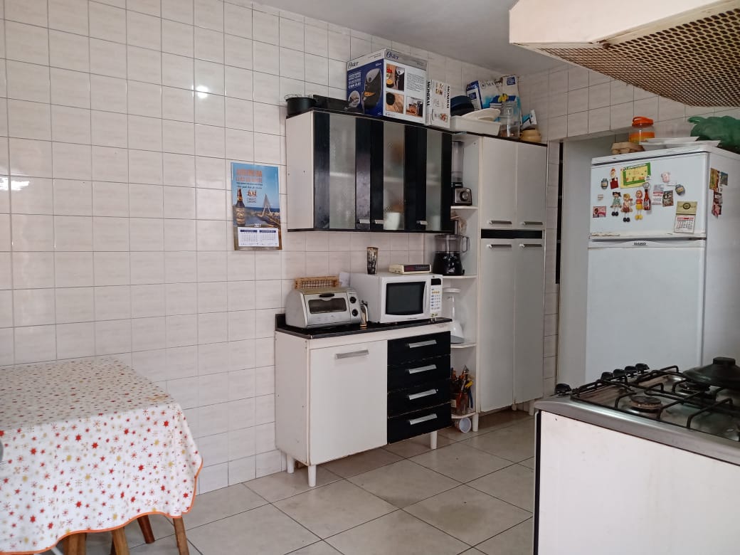 Casa Ampla à Venda – Vila Ema  ✨ Destaques do Imóvel:  8 cômodos bem distribuídos  4 dormitórios  2 cozinhas  1 sala aconchegante  2 áreas de serviço  2 quintais  3 banheiros (sendo 1 suíte na edícula)  1 vaga de garagem  Salão comercial no térreo