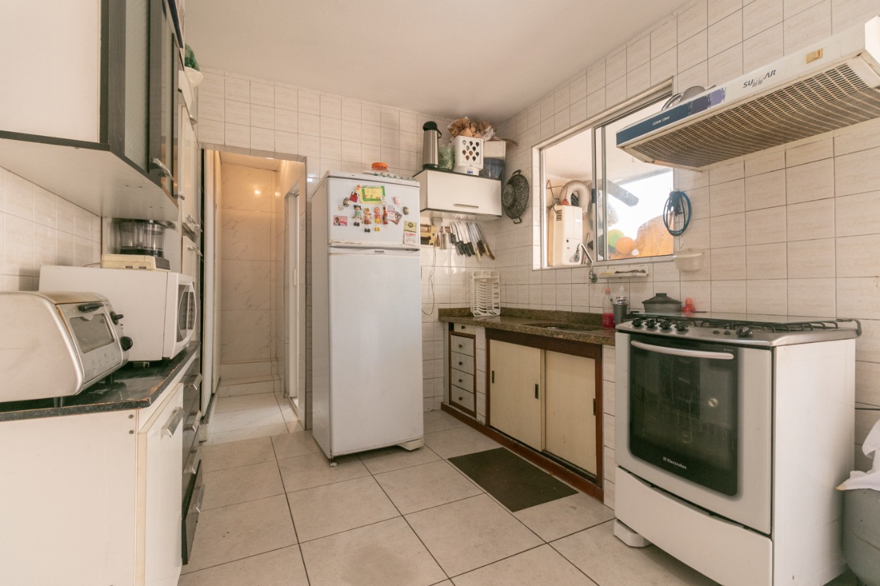 Casa Ampla à Venda – Vila Ema  ✨ Destaques do Imóvel:  8 cômodos bem distribuídos  4 dormitórios  2 cozinhas  1 sala aconchegante  2 áreas de serviço  2 quintais  3 banheiros (sendo 1 suíte na edícula)  1 vaga de garagem  Salão comercial no térreo