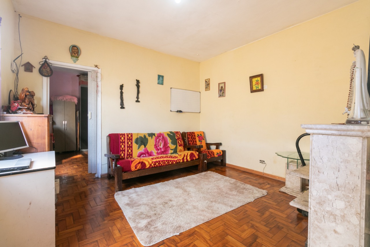 Casa Ampla à Venda – Vila Ema  ✨ Destaques do Imóvel:  8 cômodos bem distribuídos  4 dormitórios  2 cozinhas  1 sala aconchegante  2 áreas de serviço  2 quintais  3 banheiros (sendo 1 suíte na edícula)  1 vaga de garagem  Salão comercial no térreo