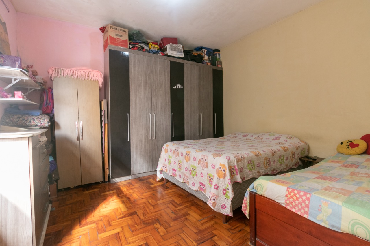 Casa Ampla à Venda – Vila Ema  ✨ Destaques do Imóvel:  8 cômodos bem distribuídos  4 dormitórios  2 cozinhas  1 sala aconchegante  2 áreas de serviço  2 quintais  3 banheiros (sendo 1 suíte na edícula)  1 vaga de garagem  Salão comercial no térreo