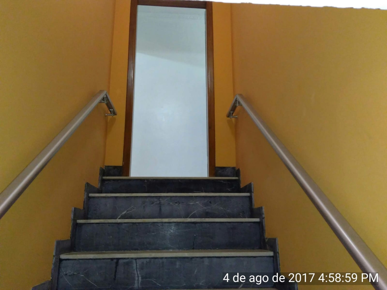  Sobrado   Vila Alpina, São Paulo  ✨ Excelente localização, próximo a transportes, comércios, escolas e a apenas 5 minutos do Parque São Lucas. Documentação em dia, registrada no cartório de imóveis de SP Detalhes do imóvel:  2 quartos internos + 1 quarto externo (todos com janelas em alumínio)  1 banheiro todo revestido em azulejos, com vitro em alumínio  Sala com sacada 