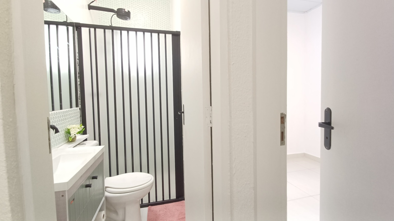  Sobrado à Venda – Itaim Paulista / SP  ✨ Sobrado em condomínio fechado – Porteira Fechada!  50m² bem distribuídos  2 dormitórios  1 vaga de garagem  Condomínio fechado, com segurança e tranquilidade  Porteira fechada – entre e more sem preocupações!