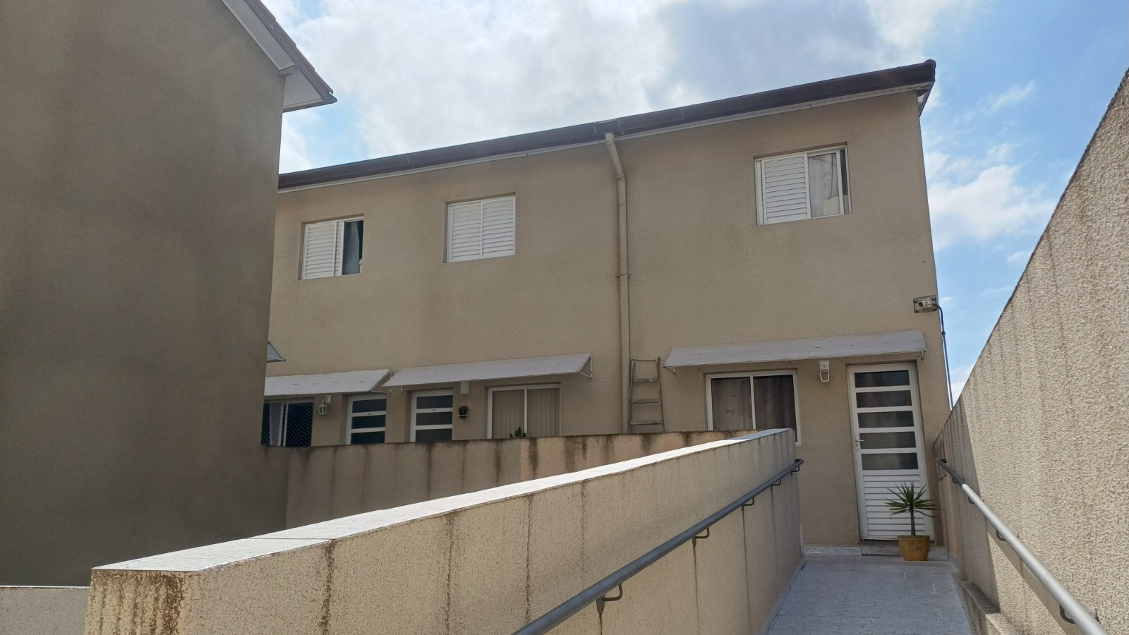  Sobrado à Venda – Itaim Paulista / SP  ✨ Sobrado em condomínio fechado – Porteira Fechada!  50m² bem distribuídos  2 dormitórios  1 vaga de garagem  Condomínio fechado, com segurança e tranquilidade  Porteira fechada – entre e more sem preocupações!