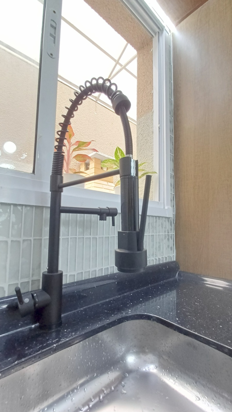  Sobrado à Venda – Itaim Paulista / SP  ✨ Sobrado em condomínio fechado – Porteira Fechada!  50m² bem distribuídos  2 dormitórios  1 vaga de garagem  Condomínio fechado, com segurança e tranquilidade  Porteira fechada – entre e more sem preocupações!