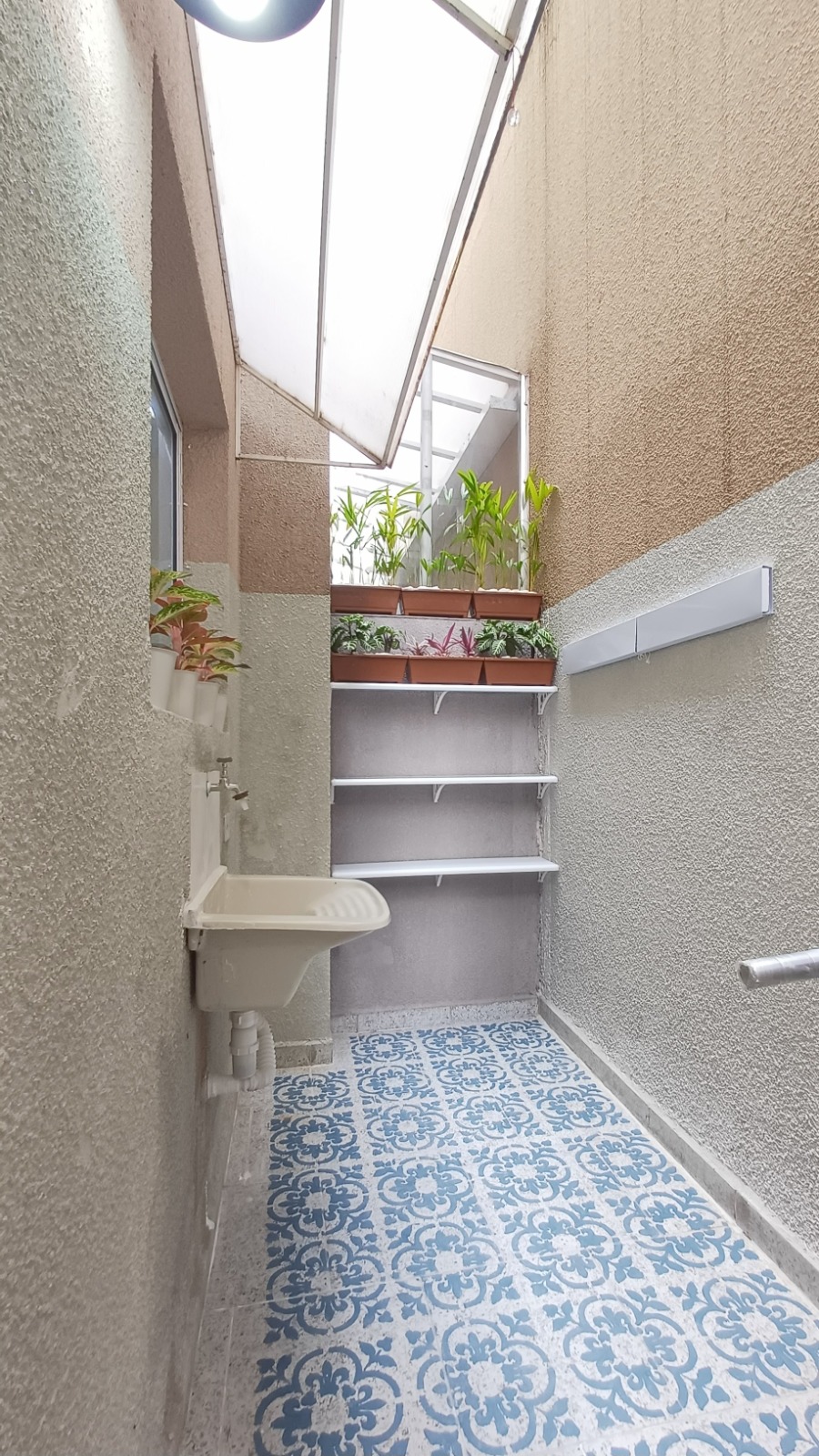  Sobrado à Venda – Itaim Paulista / SP  ✨ Sobrado em condomínio fechado – Porteira Fechada!  50m² bem distribuídos  2 dormitórios  1 vaga de garagem  Condomínio fechado, com segurança e tranquilidade  Porteira fechada – entre e more sem preocupações!