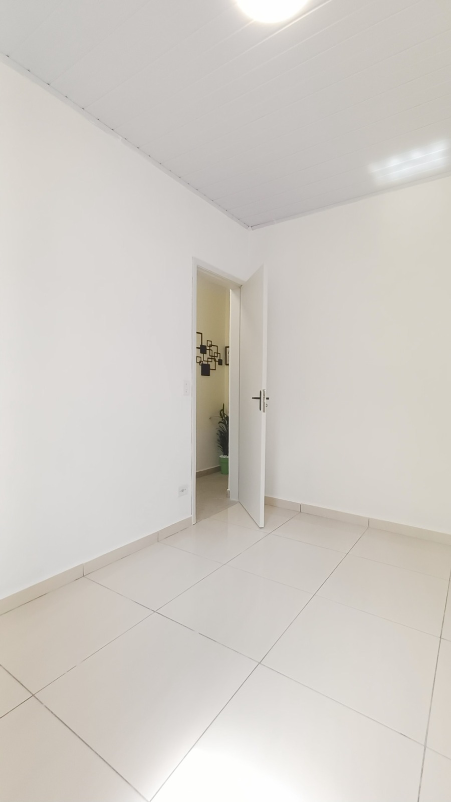  Sobrado à Venda – Itaim Paulista / SP  ✨ Sobrado em condomínio fechado – Porteira Fechada!  50m² bem distribuídos  2 dormitórios  1 vaga de garagem  Condomínio fechado, com segurança e tranquilidade  Porteira fechada – entre e more sem preocupações!