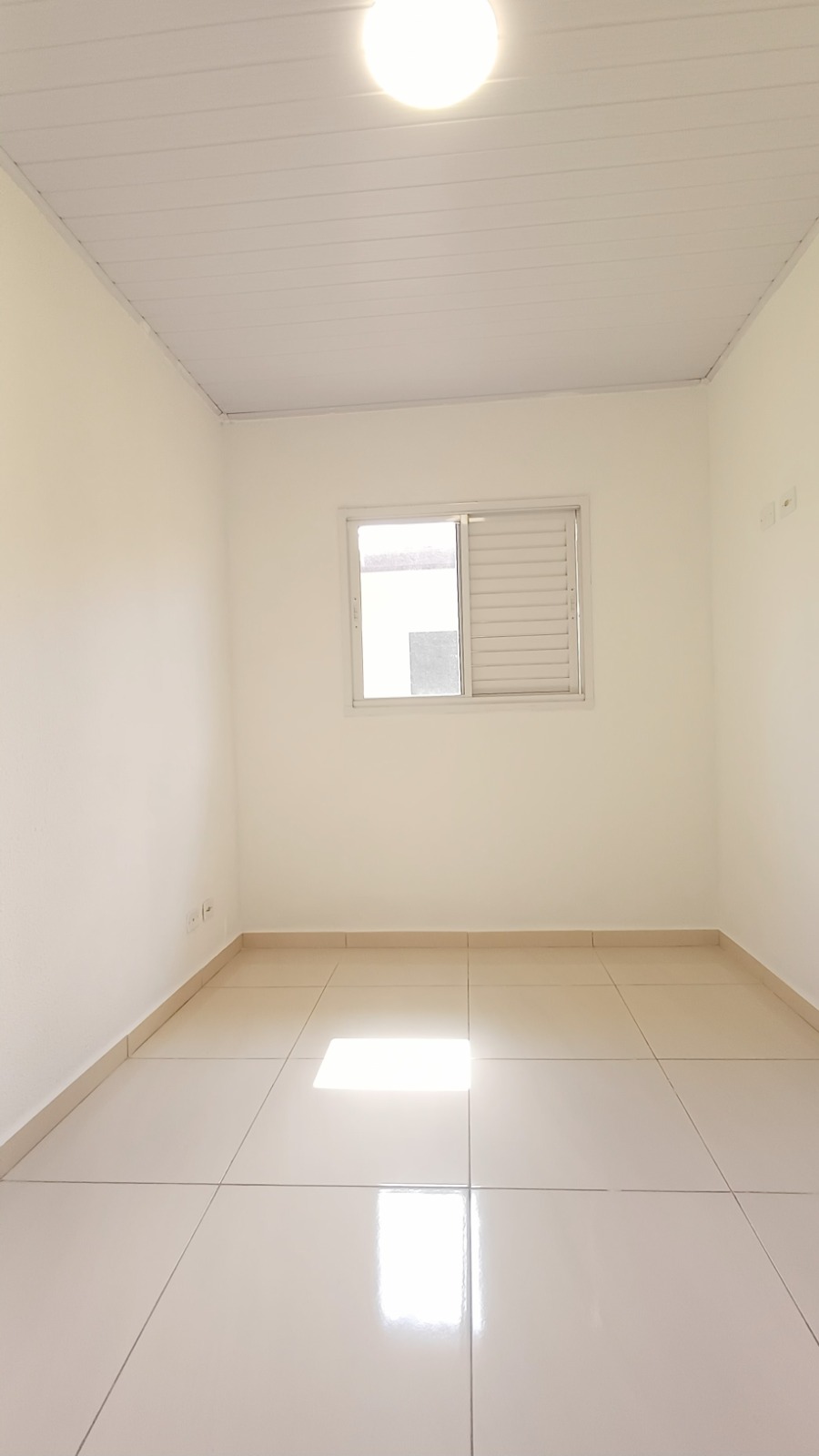  Sobrado à Venda – Itaim Paulista / SP  ✨ Sobrado em condomínio fechado – Porteira Fechada!  50m² bem distribuídos  2 dormitórios  1 vaga de garagem  Condomínio fechado, com segurança e tranquilidade  Porteira fechada – entre e more sem preocupações!