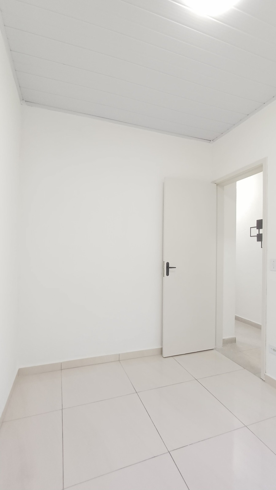  Sobrado à Venda – Itaim Paulista / SP  ✨ Sobrado em condomínio fechado – Porteira Fechada!  50m² bem distribuídos  2 dormitórios  1 vaga de garagem  Condomínio fechado, com segurança e tranquilidade  Porteira fechada – entre e more sem preocupações!