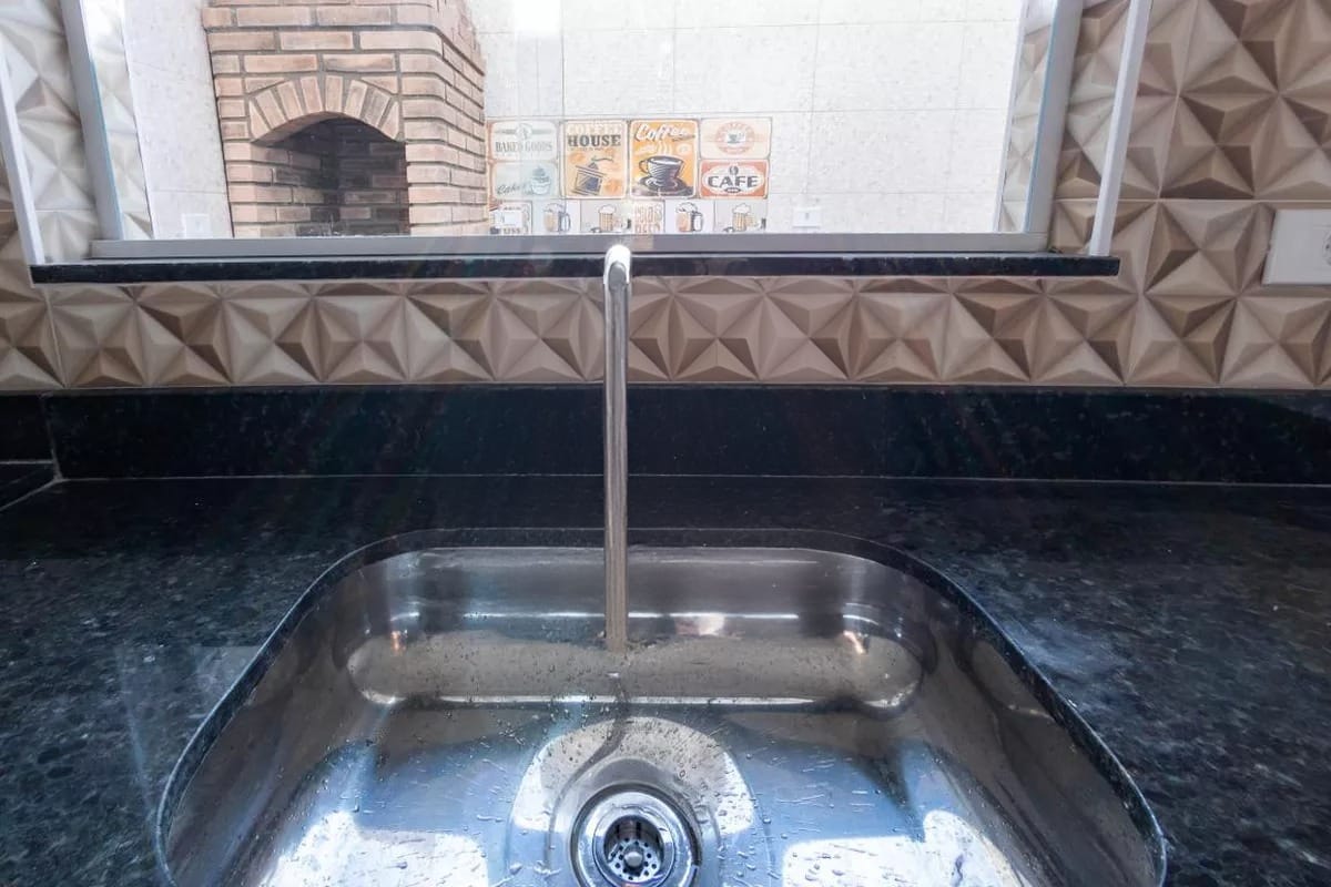  Sobrado à Venda – Parque Residencial Oratório  Descubra o conforto e a praticidade de morar em um dos bairros mais charmosos da região! Este belíssimo sobrado novo com 100m² oferece acabamento de alto padrão e toda a estrutura que sua família merece.  ✨ Destaques do imóvel:  3 dormitórios, sendo 1 suíte com sacada  Sala ampla e cozinha integrada  Jardim de inverno que traz iluminação natural 