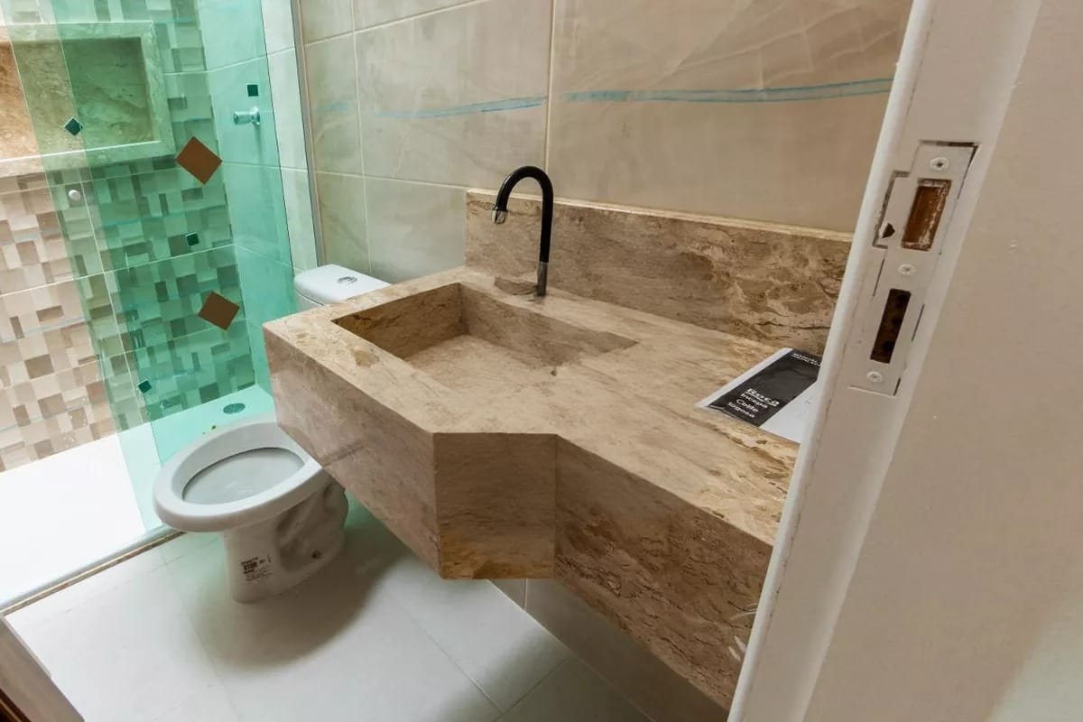  Sobrado à Venda – Parque Residencial Oratório  Descubra o conforto e a praticidade de morar em um dos bairros mais charmosos da região! Este belíssimo sobrado novo com 100m² oferece acabamento de alto padrão e toda a estrutura que sua família merece.  ✨ Destaques do imóvel:  3 dormitórios, sendo 1 suíte com sacada  Sala ampla e cozinha integrada  Jardim de inverno que traz iluminação natural 