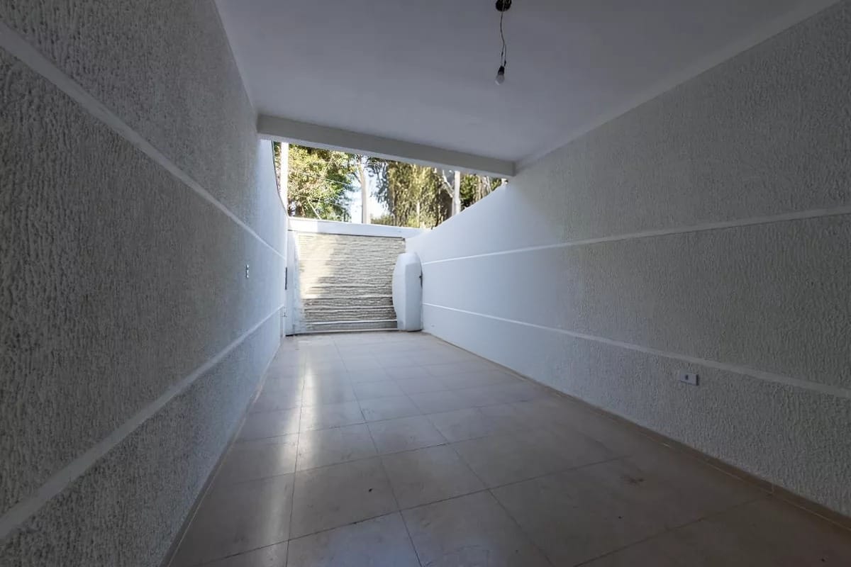  Sobrado à Venda – Parque Residencial Oratório  Descubra o conforto e a praticidade de morar em um dos bairros mais charmosos da região! Este belíssimo sobrado novo com 100m² oferece acabamento de alto padrão e toda a estrutura que sua família merece.  ✨ Destaques do imóvel:  3 dormitórios, sendo 1 suíte com sacada  Sala ampla e cozinha integrada  Jardim de inverno que traz iluminação natural 