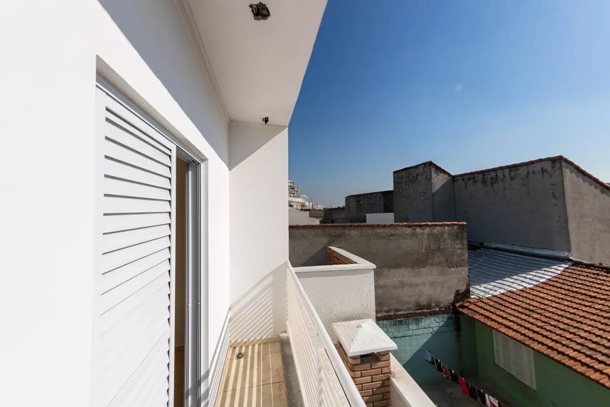  Sobrado à Venda – Parque Residencial Oratório  Descubra o conforto e a praticidade de morar em um dos bairros mais charmosos da região! Este belíssimo sobrado novo com 100m² oferece acabamento de alto padrão e toda a estrutura que sua família merece.  ✨ Destaques do imóvel:  3 dormitórios, sendo 1 suíte com sacada  Sala ampla e cozinha integrada  Jardim de inverno que traz iluminação natural 