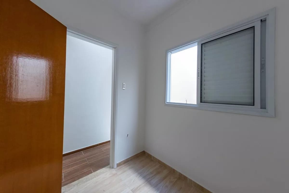  Sobrado à Venda – Parque Residencial Oratório  Descubra o conforto e a praticidade de morar em um dos bairros mais charmosos da região! Este belíssimo sobrado novo com 100m² oferece acabamento de alto padrão e toda a estrutura que sua família merece.  ✨ Destaques do imóvel:  3 dormitórios, sendo 1 suíte com sacada  Sala ampla e cozinha integrada  Jardim de inverno que traz iluminação natural 