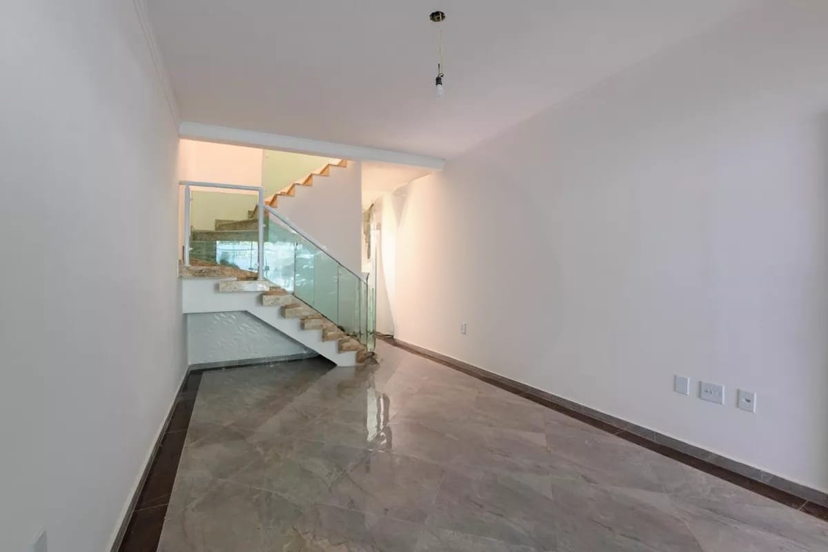  Sobrado à Venda – Parque Residencial Oratório  Descubra o conforto e a praticidade de morar em um dos bairros mais charmosos da região! Este belíssimo sobrado novo com 100m² oferece acabamento de alto padrão e toda a estrutura que sua família merece.  ✨ Destaques do imóvel:  3 dormitórios, sendo 1 suíte com sacada  Sala ampla e cozinha integrada  Jardim de inverno que traz iluminação natural 