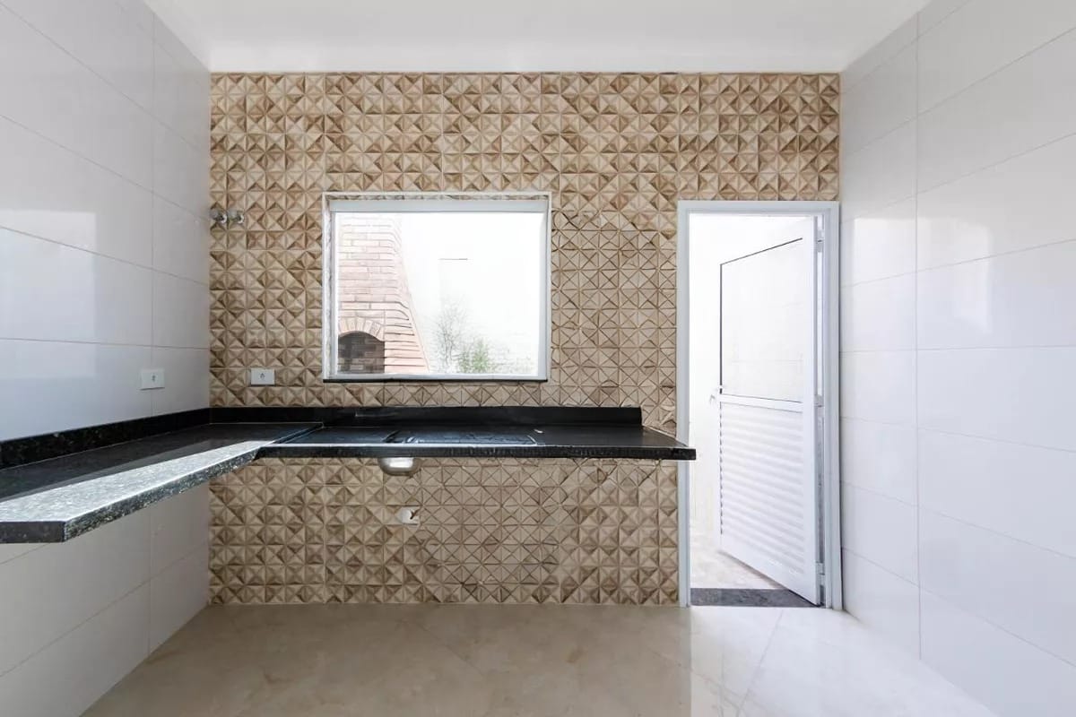  Sobrado à Venda – Parque Residencial Oratório  Descubra o conforto e a praticidade de morar em um dos bairros mais charmosos da região! Este belíssimo sobrado novo com 100m² oferece acabamento de alto padrão e toda a estrutura que sua família merece.  ✨ Destaques do imóvel:  3 dormitórios, sendo 1 suíte com sacada  Sala ampla e cozinha integrada  Jardim de inverno que traz iluminação natural 