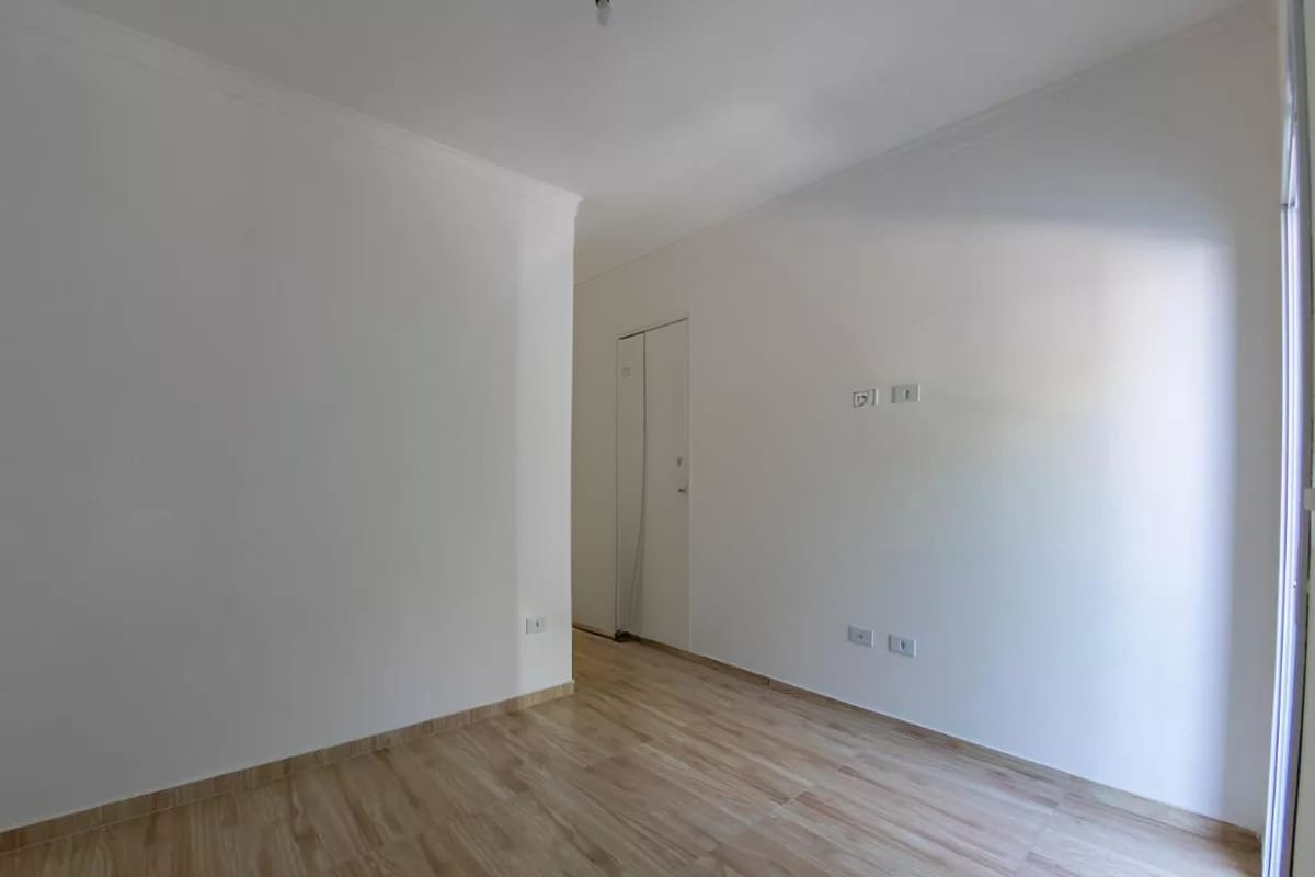  Sobrado à Venda – Parque Residencial Oratório  Descubra o conforto e a praticidade de morar em um dos bairros mais charmosos da região! Este belíssimo sobrado novo com 100m² oferece acabamento de alto padrão e toda a estrutura que sua família merece.  ✨ Destaques do imóvel:  3 dormitórios, sendo 1 suíte com sacada  Sala ampla e cozinha integrada  Jardim de inverno que traz iluminação natural 