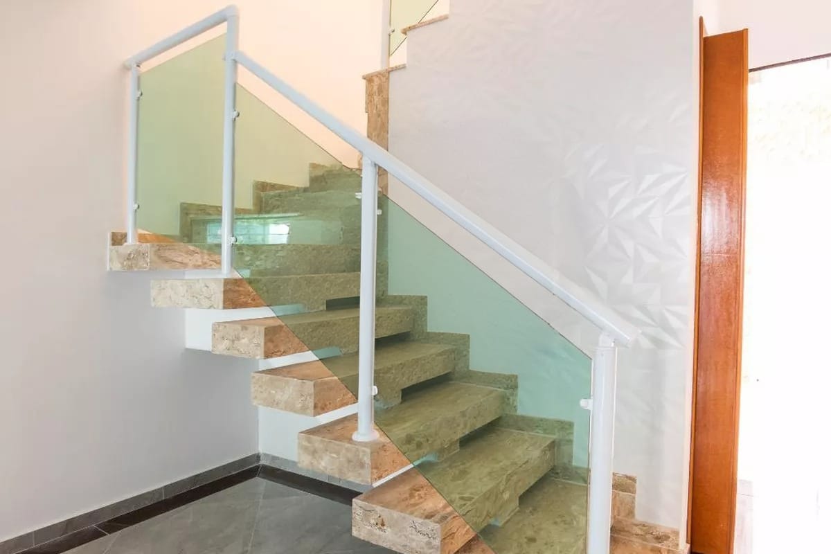  Sobrado à Venda – Parque Residencial Oratório  Descubra o conforto e a praticidade de morar em um dos bairros mais charmosos da região! Este belíssimo sobrado novo com 100m² oferece acabamento de alto padrão e toda a estrutura que sua família merece.  ✨ Destaques do imóvel:  3 dormitórios, sendo 1 suíte com sacada  Sala ampla e cozinha integrada  Jardim de inverno que traz iluminação natural 