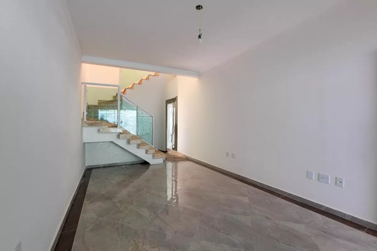  Sobrado à Venda – Parque Residencial Oratório  Descubra o conforto e a praticidade de morar em um dos bairros mais charmosos da região! Este belíssimo sobrado novo com 100m² oferece acabamento de alto padrão e toda a estrutura que sua família merece.  ✨ Destaques do imóvel:  3 dormitórios, sendo 1 suíte com sacada  Sala ampla e cozinha integrada  Jardim de inverno que traz iluminação natural 