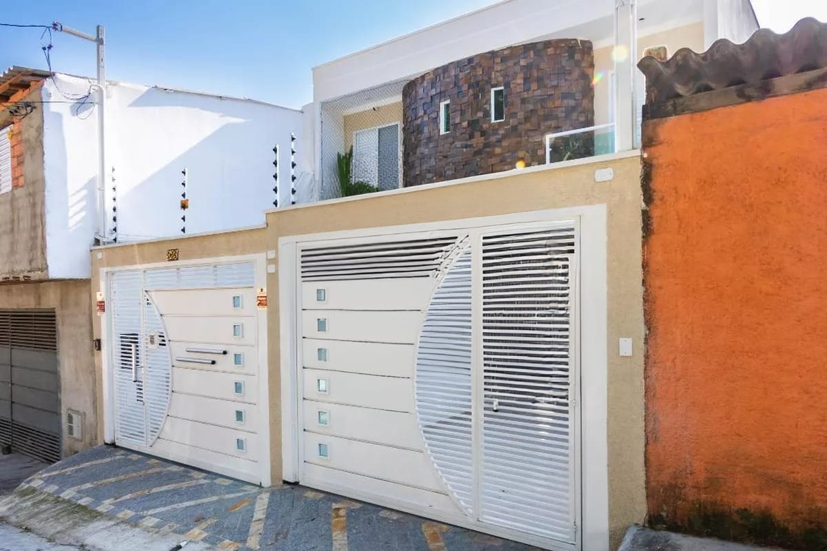  Sobrado à Venda – Parque Residencial Oratório  Descubra o conforto e a praticidade de morar em um dos bairros mais charmosos da região! Este belíssimo sobrado novo com 100m² oferece acabamento de alto padrão e toda a estrutura que sua família merece.  ✨ Destaques do imóvel:  3 dormitórios, sendo 1 suíte com sacada  Sala ampla e cozinha integrada  Jardim de inverno que traz iluminação natural 