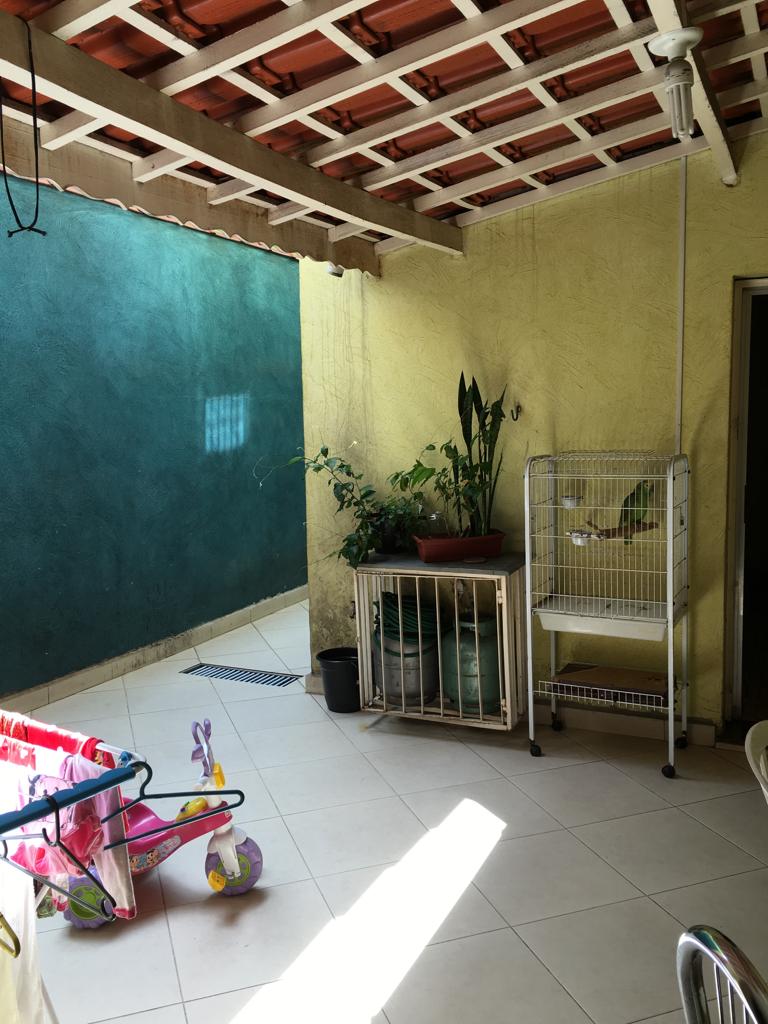   Sobrado Espetacular – São Miguel  Descubra o conforto e a praticidade de morar em um sobrado completo, com localização privilegiada!  ✨ Características do imóvel:  4 dormitórios, sendo 1 suíte  Sala de estar e sala de jantar amplas  Cozinha funcional  Lavanderia coberta  Quintal nos fundos com churrasqueira  Edícula com 1 dormitório e 1 banheiro  Ar-condicionado  Vaga coberta para 2 carros  