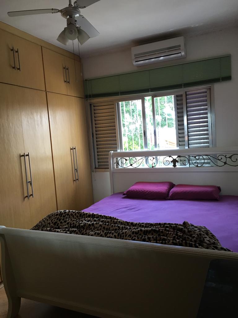   Sobrado Espetacular – São Miguel  Descubra o conforto e a praticidade de morar em um sobrado completo, com localização privilegiada!  ✨ Características do imóvel:  4 dormitórios, sendo 1 suíte  Sala de estar e sala de jantar amplas  Cozinha funcional  Lavanderia coberta  Quintal nos fundos com churrasqueira  Edícula com 1 dormitório e 1 banheiro  Ar-condicionado  Vaga coberta para 2 carros  