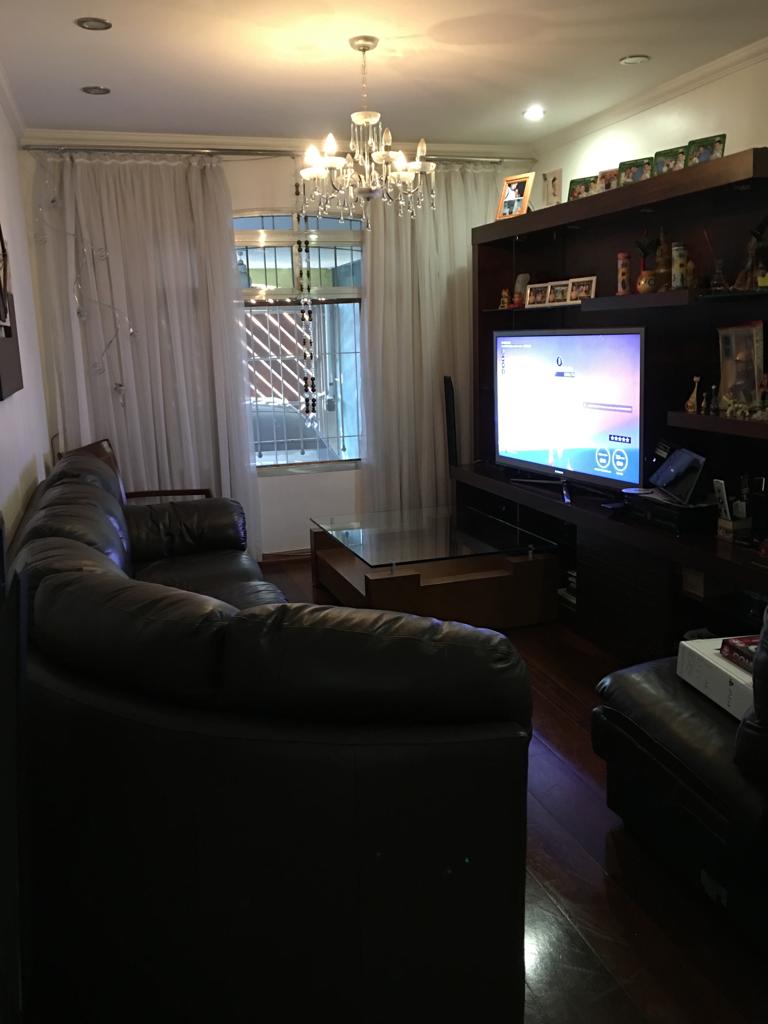   Sobrado Espetacular – São Miguel  Descubra o conforto e a praticidade de morar em um sobrado completo, com localização privilegiada!  ✨ Características do imóvel:  4 dormitórios, sendo 1 suíte  Sala de estar e sala de jantar amplas  Cozinha funcional  Lavanderia coberta  Quintal nos fundos com churrasqueira  Edícula com 1 dormitório e 1 banheiro  Ar-condicionado  Vaga coberta para 2 carros  