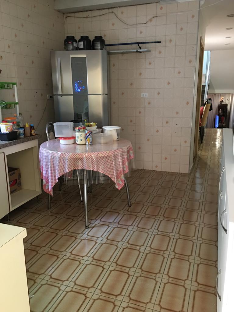   Sobrado Espetacular – São Miguel  Descubra o conforto e a praticidade de morar em um sobrado completo, com localização privilegiada!  ✨ Características do imóvel:  4 dormitórios, sendo 1 suíte  Sala de estar e sala de jantar amplas  Cozinha funcional  Lavanderia coberta  Quintal nos fundos com churrasqueira  Edícula com 1 dormitório e 1 banheiro  Ar-condicionado  Vaga coberta para 2 carros  