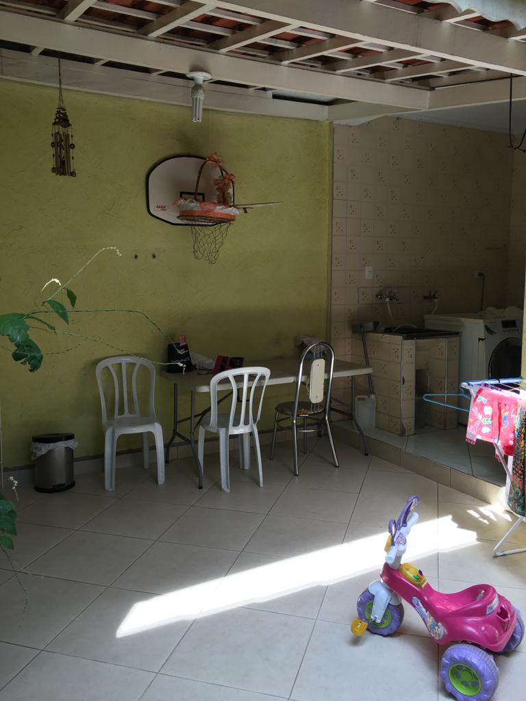   Sobrado Espetacular – São Miguel  Descubra o conforto e a praticidade de morar em um sobrado completo, com localização privilegiada!  ✨ Características do imóvel:  4 dormitórios, sendo 1 suíte  Sala de estar e sala de jantar amplas  Cozinha funcional  Lavanderia coberta  Quintal nos fundos com churrasqueira  Edícula com 1 dormitório e 1 banheiro  Ar-condicionado  Vaga coberta para 2 carros  