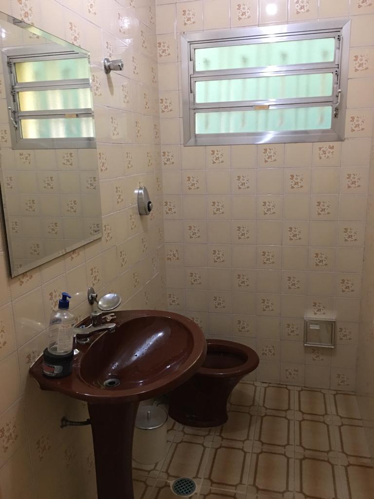   Sobrado Espetacular – São Miguel  Descubra o conforto e a praticidade de morar em um sobrado completo, com localização privilegiada!  ✨ Características do imóvel:  4 dormitórios, sendo 1 suíte  Sala de estar e sala de jantar amplas  Cozinha funcional  Lavanderia coberta  Quintal nos fundos com churrasqueira  Edícula com 1 dormitório e 1 banheiro  Ar-condicionado  Vaga coberta para 2 carros  