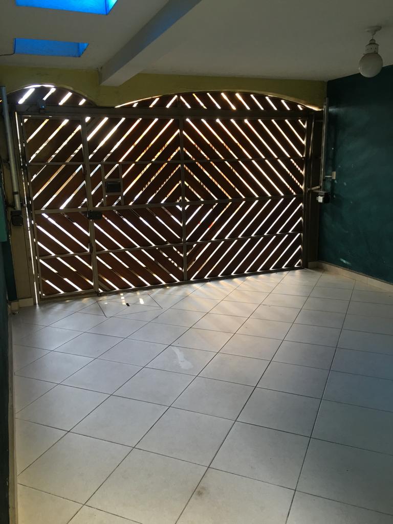   Sobrado Espetacular – São Miguel  Descubra o conforto e a praticidade de morar em um sobrado completo, com localização privilegiada!  ✨ Características do imóvel:  4 dormitórios, sendo 1 suíte  Sala de estar e sala de jantar amplas  Cozinha funcional  Lavanderia coberta  Quintal nos fundos com churrasqueira  Edícula com 1 dormitório e 1 banheiro  Ar-condicionado  Vaga coberta para 2 carros  