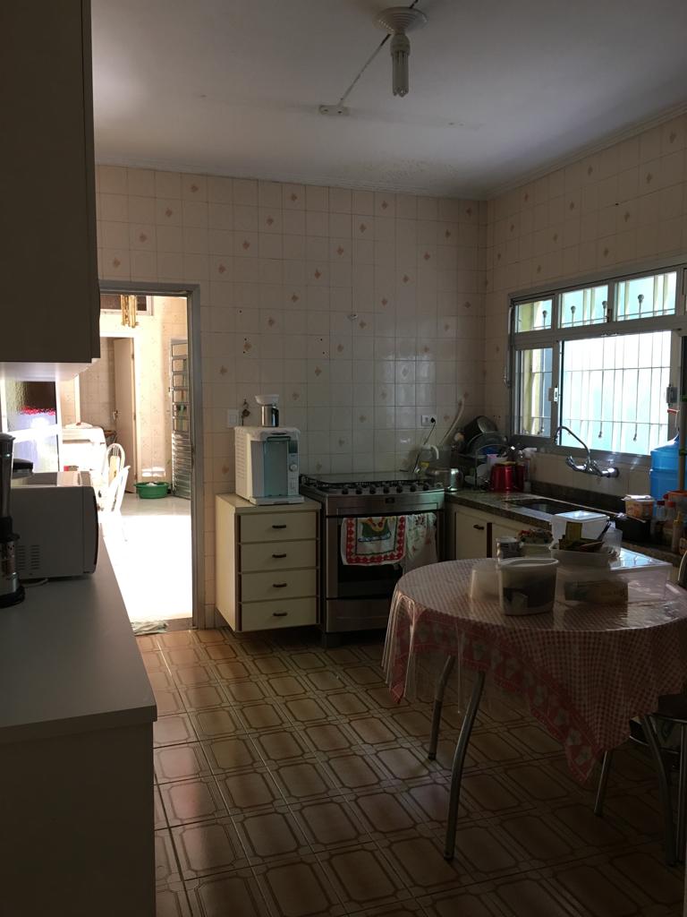   Sobrado Espetacular – São Miguel  Descubra o conforto e a praticidade de morar em um sobrado completo, com localização privilegiada!  ✨ Características do imóvel:  4 dormitórios, sendo 1 suíte  Sala de estar e sala de jantar amplas  Cozinha funcional  Lavanderia coberta  Quintal nos fundos com churrasqueira  Edícula com 1 dormitório e 1 banheiro  Ar-condicionado  Vaga coberta para 2 carros  