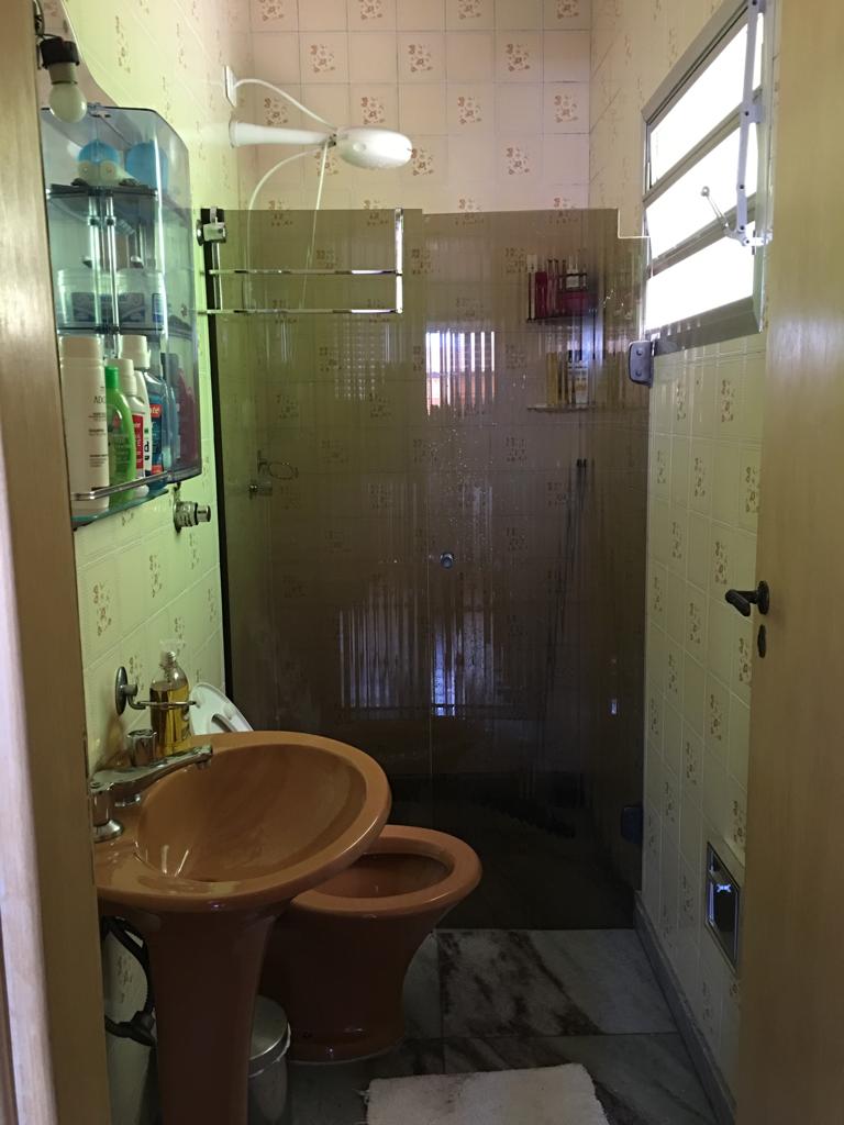   Sobrado Espetacular – São Miguel  Descubra o conforto e a praticidade de morar em um sobrado completo, com localização privilegiada!  ✨ Características do imóvel:  4 dormitórios, sendo 1 suíte  Sala de estar e sala de jantar amplas  Cozinha funcional  Lavanderia coberta  Quintal nos fundos com churrasqueira  Edícula com 1 dormitório e 1 banheiro  Ar-condicionado  Vaga coberta para 2 carros  