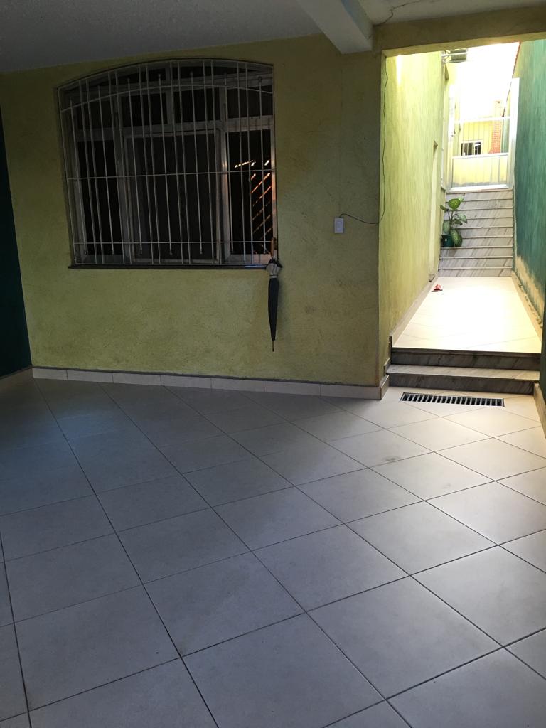   Sobrado Espetacular – São Miguel  Descubra o conforto e a praticidade de morar em um sobrado completo, com localização privilegiada!  ✨ Características do imóvel:  4 dormitórios, sendo 1 suíte  Sala de estar e sala de jantar amplas  Cozinha funcional  Lavanderia coberta  Quintal nos fundos com churrasqueira  Edícula com 1 dormitório e 1 banheiro  Ar-condicionado  Vaga coberta para 2 carros  