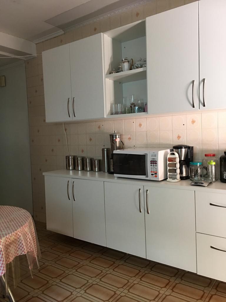   Sobrado Espetacular – São Miguel  Descubra o conforto e a praticidade de morar em um sobrado completo, com localização privilegiada!  ✨ Características do imóvel:  4 dormitórios, sendo 1 suíte  Sala de estar e sala de jantar amplas  Cozinha funcional  Lavanderia coberta  Quintal nos fundos com churrasqueira  Edícula com 1 dormitório e 1 banheiro  Ar-condicionado  Vaga coberta para 2 carros  