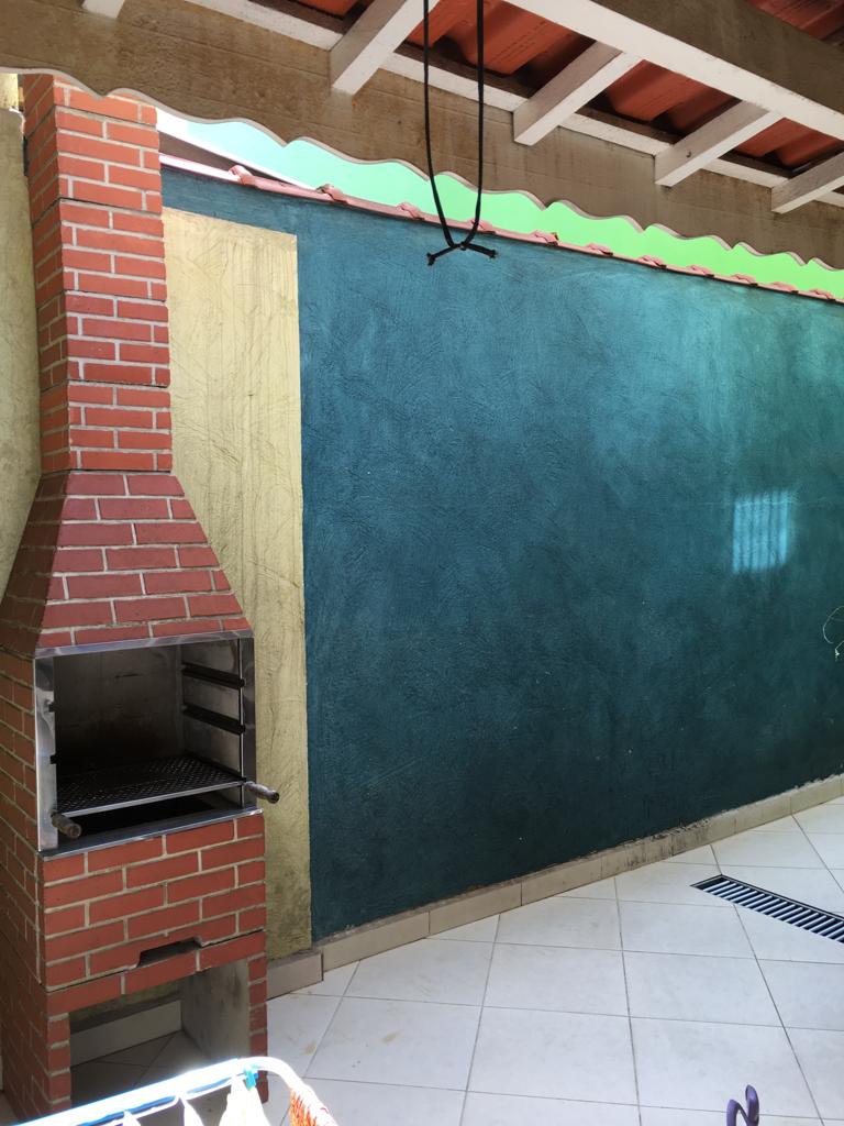   Sobrado Espetacular – São Miguel  Descubra o conforto e a praticidade de morar em um sobrado completo, com localização privilegiada!  ✨ Características do imóvel:  4 dormitórios, sendo 1 suíte  Sala de estar e sala de jantar amplas  Cozinha funcional  Lavanderia coberta  Quintal nos fundos com churrasqueira  Edícula com 1 dormitório e 1 banheiro  Ar-condicionado  Vaga coberta para 2 carros  