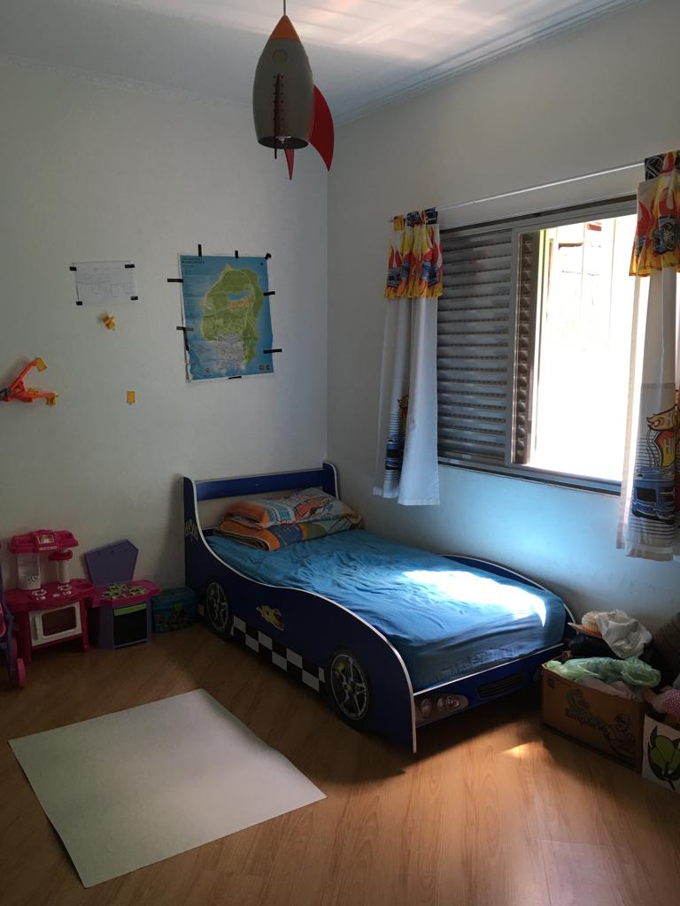   Sobrado Espetacular – São Miguel  Descubra o conforto e a praticidade de morar em um sobrado completo, com localização privilegiada!  ✨ Características do imóvel:  4 dormitórios, sendo 1 suíte  Sala de estar e sala de jantar amplas  Cozinha funcional  Lavanderia coberta  Quintal nos fundos com churrasqueira  Edícula com 1 dormitório e 1 banheiro  Ar-condicionado  Vaga coberta para 2 carros  