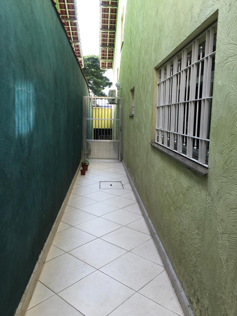   Sobrado Espetacular – São Miguel  Descubra o conforto e a praticidade de morar em um sobrado completo, com localização privilegiada!  ✨ Características do imóvel:  4 dormitórios, sendo 1 suíte  Sala de estar e sala de jantar amplas  Cozinha funcional  Lavanderia coberta  Quintal nos fundos com churrasqueira  Edícula com 1 dormitório e 1 banheiro  Ar-condicionado  Vaga coberta para 2 carros  