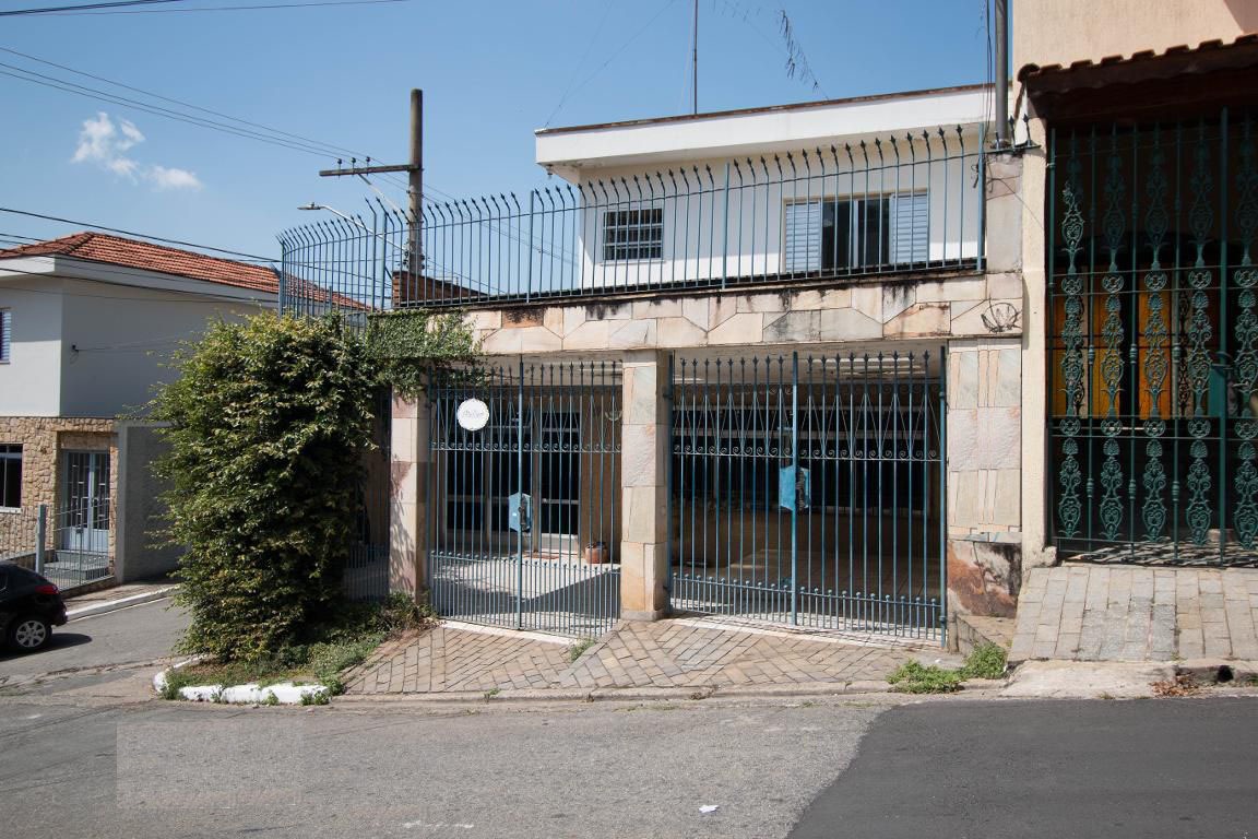  Sobrado de Esquina – Amplo, Ensolarado e com Localização Privilegiada!  Este belo sobrado de 228m² de área construída em terreno de 164m² reúne conforto, espaço e praticidade em uma localização estratégica.  ✨ Diferenciais do imóvel:  03 vagas de garagem cobertas  Sala ampla com 02 ambientes e terraço coberto  Copa-cozinha espaçosa.