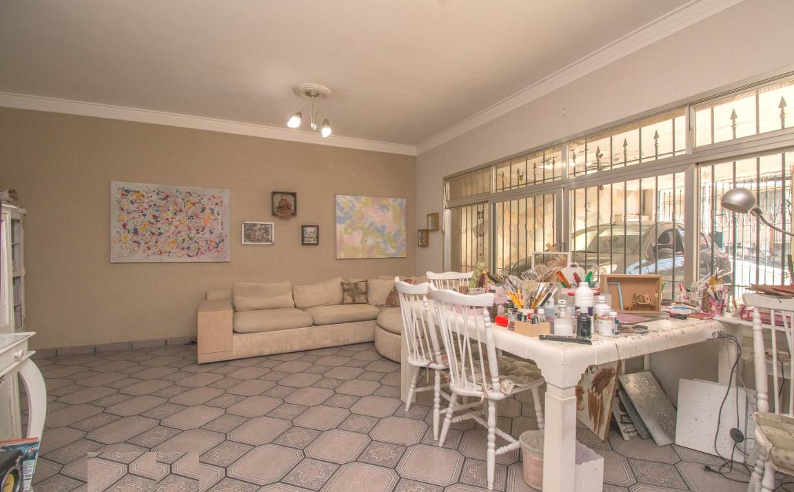  Sobrado de Esquina – Amplo, Ensolarado e com Localização Privilegiada!  Este belo sobrado de 228m² de área construída em terreno de 164m² reúne conforto, espaço e praticidade em uma localização estratégica.  ✨ Diferenciais do imóvel:  03 vagas de garagem cobertas  Sala ampla com 02 ambientes e terraço coberto  Copa-cozinha espaçosa.