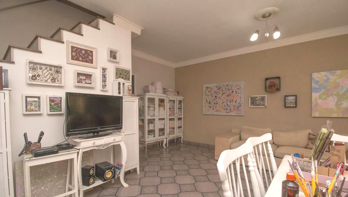  Sobrado de Esquina – Amplo, Ensolarado e com Localização Privilegiada!  Este belo sobrado de 228m² de área construída em terreno de 164m² reúne conforto, espaço e praticidade em uma localização estratégica.  ✨ Diferenciais do imóvel:  03 vagas de garagem cobertas  Sala ampla com 02 ambientes e terraço coberto  Copa-cozinha espaçosa.