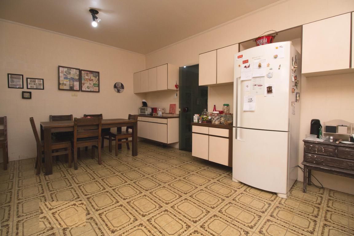  Sobrado de Esquina – Amplo, Ensolarado e com Localização Privilegiada!  Este belo sobrado de 228m² de área construída em terreno de 164m² reúne conforto, espaço e praticidade em uma localização estratégica.  ✨ Diferenciais do imóvel:  03 vagas de garagem cobertas  Sala ampla com 02 ambientes e terraço coberto  Copa-cozinha espaçosa.