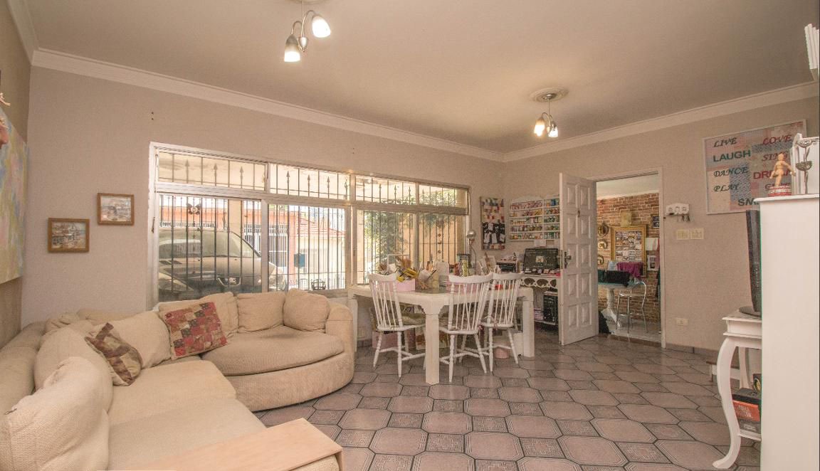  Sobrado de Esquina – Amplo, Ensolarado e com Localização Privilegiada!  Este belo sobrado de 228m² de área construída em terreno de 164m² reúne conforto, espaço e praticidade em uma localização estratégica.  ✨ Diferenciais do imóvel:  03 vagas de garagem cobertas  Sala ampla com 02 ambientes e terraço coberto  Copa-cozinha espaçosa.