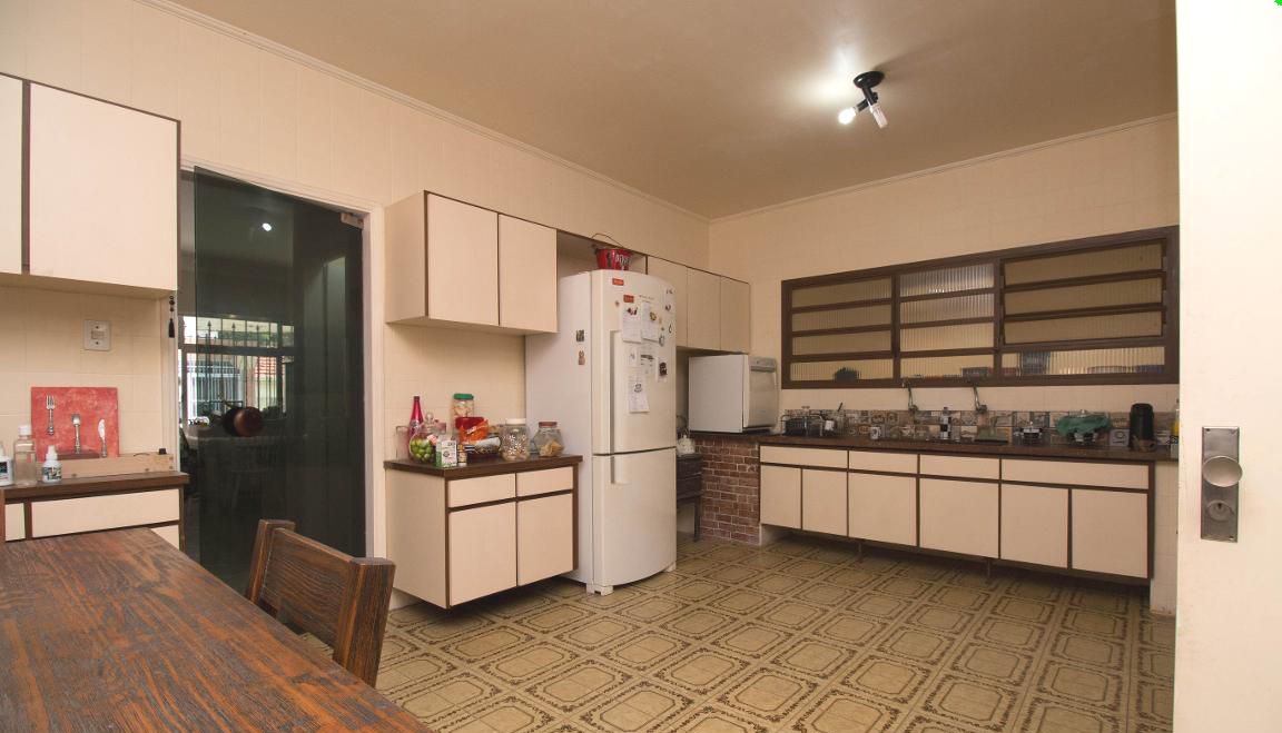  Sobrado de Esquina – Amplo, Ensolarado e com Localização Privilegiada!  Este belo sobrado de 228m² de área construída em terreno de 164m² reúne conforto, espaço e praticidade em uma localização estratégica.  ✨ Diferenciais do imóvel:  03 vagas de garagem cobertas  Sala ampla com 02 ambientes e terraço coberto  Copa-cozinha espaçosa.