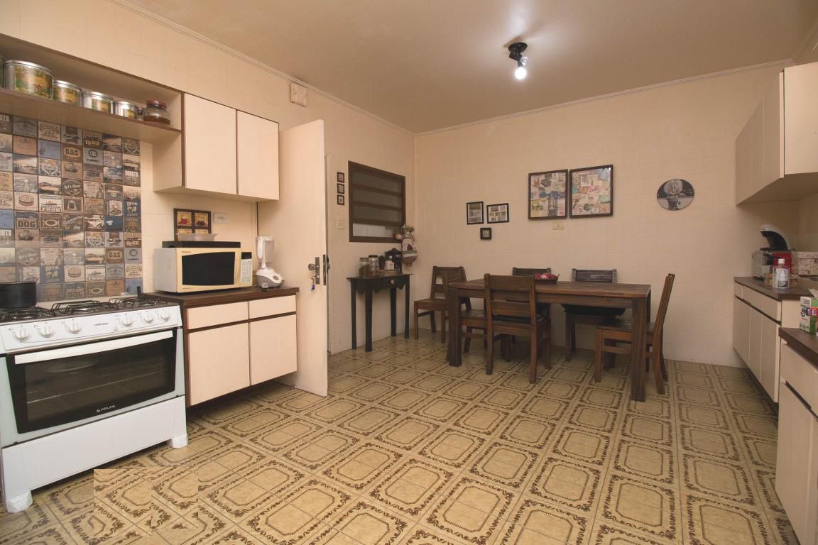  Sobrado de Esquina – Amplo, Ensolarado e com Localização Privilegiada!  Este belo sobrado de 228m² de área construída em terreno de 164m² reúne conforto, espaço e praticidade em uma localização estratégica.  ✨ Diferenciais do imóvel:  03 vagas de garagem cobertas  Sala ampla com 02 ambientes e terraço coberto  Copa-cozinha espaçosa.