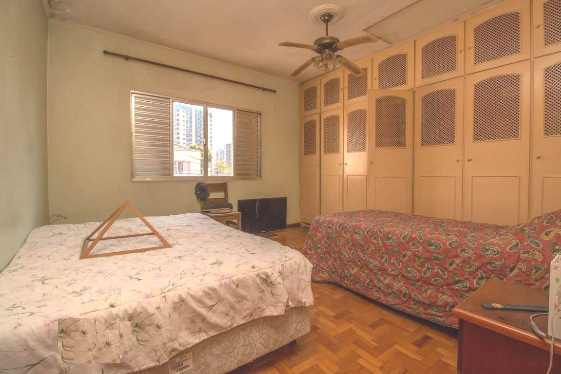  Sobrado de Esquina – Amplo, Ensolarado e com Localização Privilegiada!  Este belo sobrado de 228m² de área construída em terreno de 164m² reúne conforto, espaço e praticidade em uma localização estratégica.  ✨ Diferenciais do imóvel:  03 vagas de garagem cobertas  Sala ampla com 02 ambientes e terraço coberto  Copa-cozinha espaçosa.