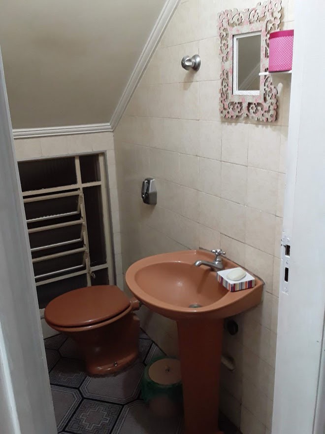  Sobrado de Esquina – Amplo, Ensolarado e com Localização Privilegiada!  Este belo sobrado de 228m² de área construída em terreno de 164m² reúne conforto, espaço e praticidade em uma localização estratégica.  ✨ Diferenciais do imóvel:  03 vagas de garagem cobertas  Sala ampla com 02 ambientes e terraço coberto  Copa-cozinha espaçosa.