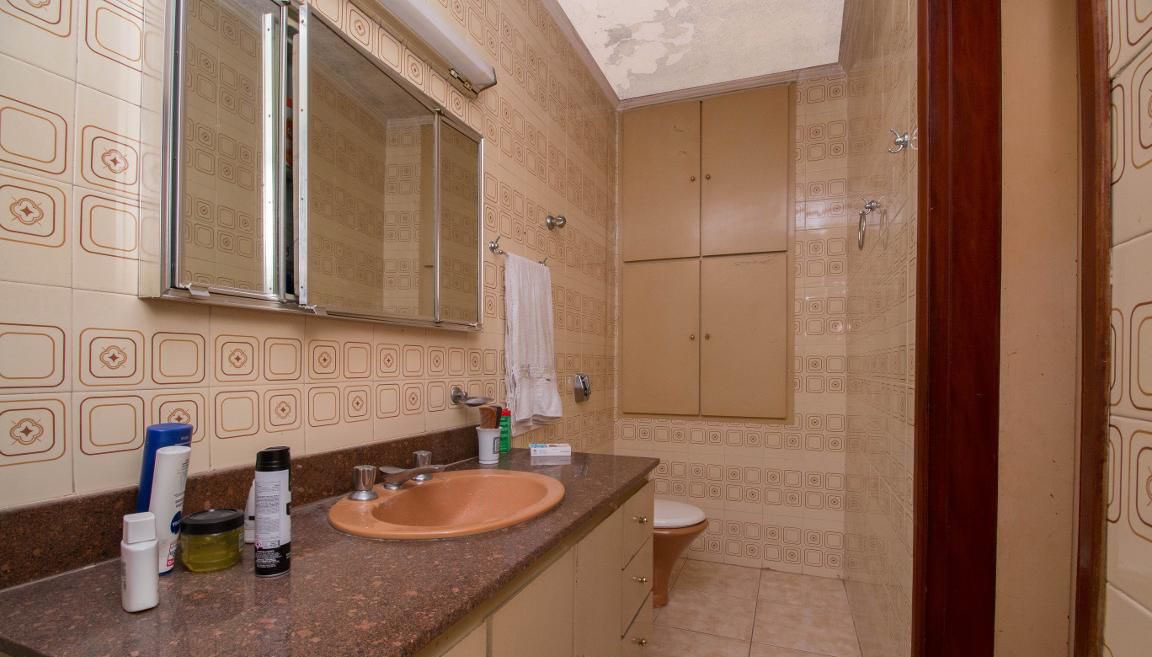  Sobrado de Esquina – Amplo, Ensolarado e com Localização Privilegiada!  Este belo sobrado de 228m² de área construída em terreno de 164m² reúne conforto, espaço e praticidade em uma localização estratégica.  ✨ Diferenciais do imóvel:  03 vagas de garagem cobertas  Sala ampla com 02 ambientes e terraço coberto  Copa-cozinha espaçosa.