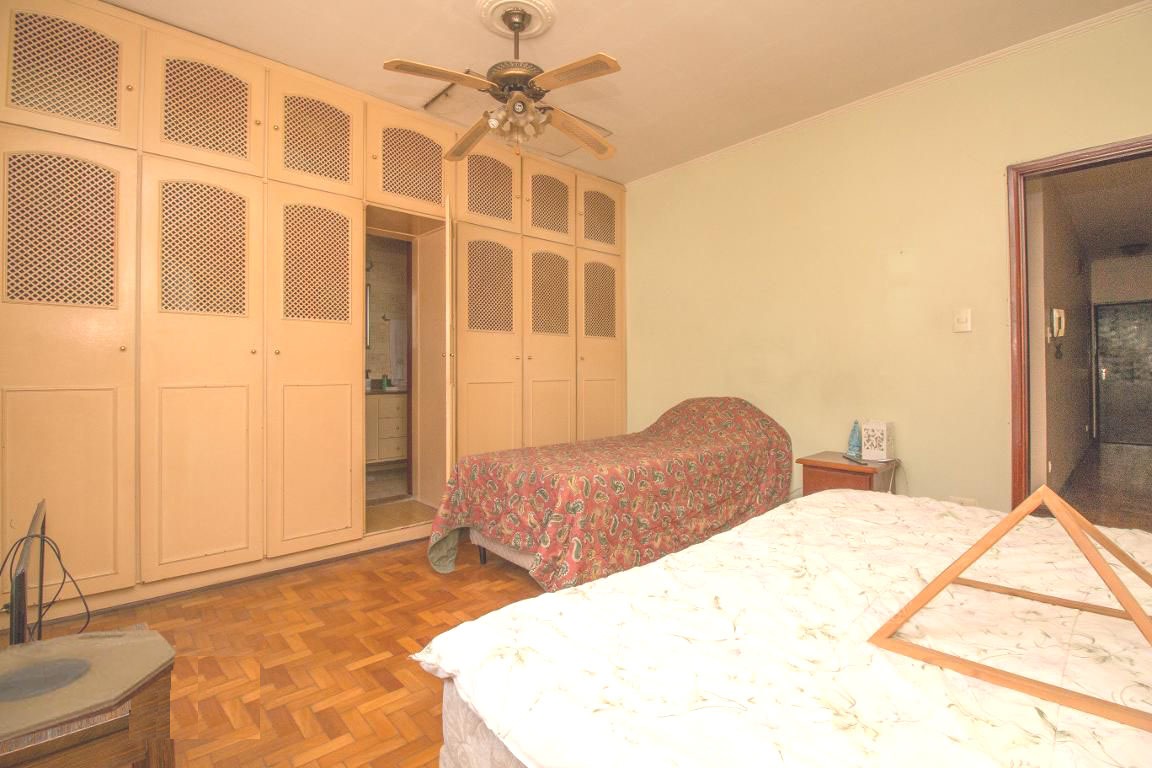  Sobrado de Esquina – Amplo, Ensolarado e com Localização Privilegiada!  Este belo sobrado de 228m² de área construída em terreno de 164m² reúne conforto, espaço e praticidade em uma localização estratégica.  ✨ Diferenciais do imóvel:  03 vagas de garagem cobertas  Sala ampla com 02 ambientes e terraço coberto  Copa-cozinha espaçosa.