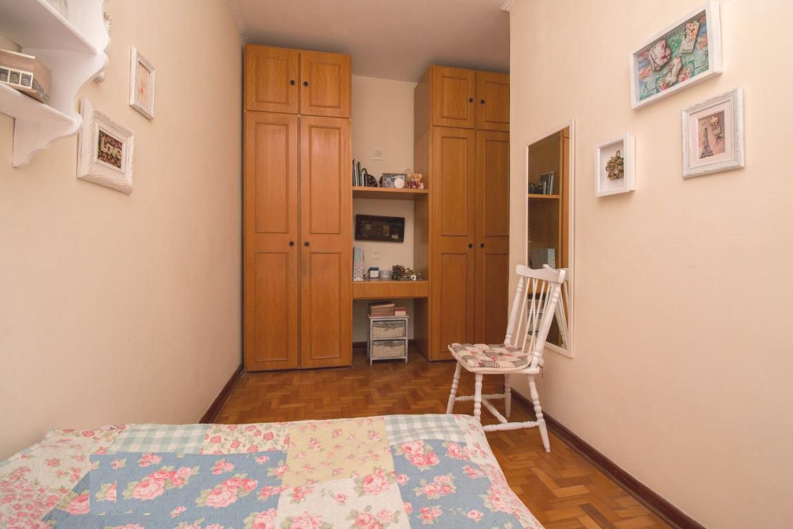  Sobrado de Esquina – Amplo, Ensolarado e com Localização Privilegiada!  Este belo sobrado de 228m² de área construída em terreno de 164m² reúne conforto, espaço e praticidade em uma localização estratégica.  ✨ Diferenciais do imóvel:  03 vagas de garagem cobertas  Sala ampla com 02 ambientes e terraço coberto  Copa-cozinha espaçosa.